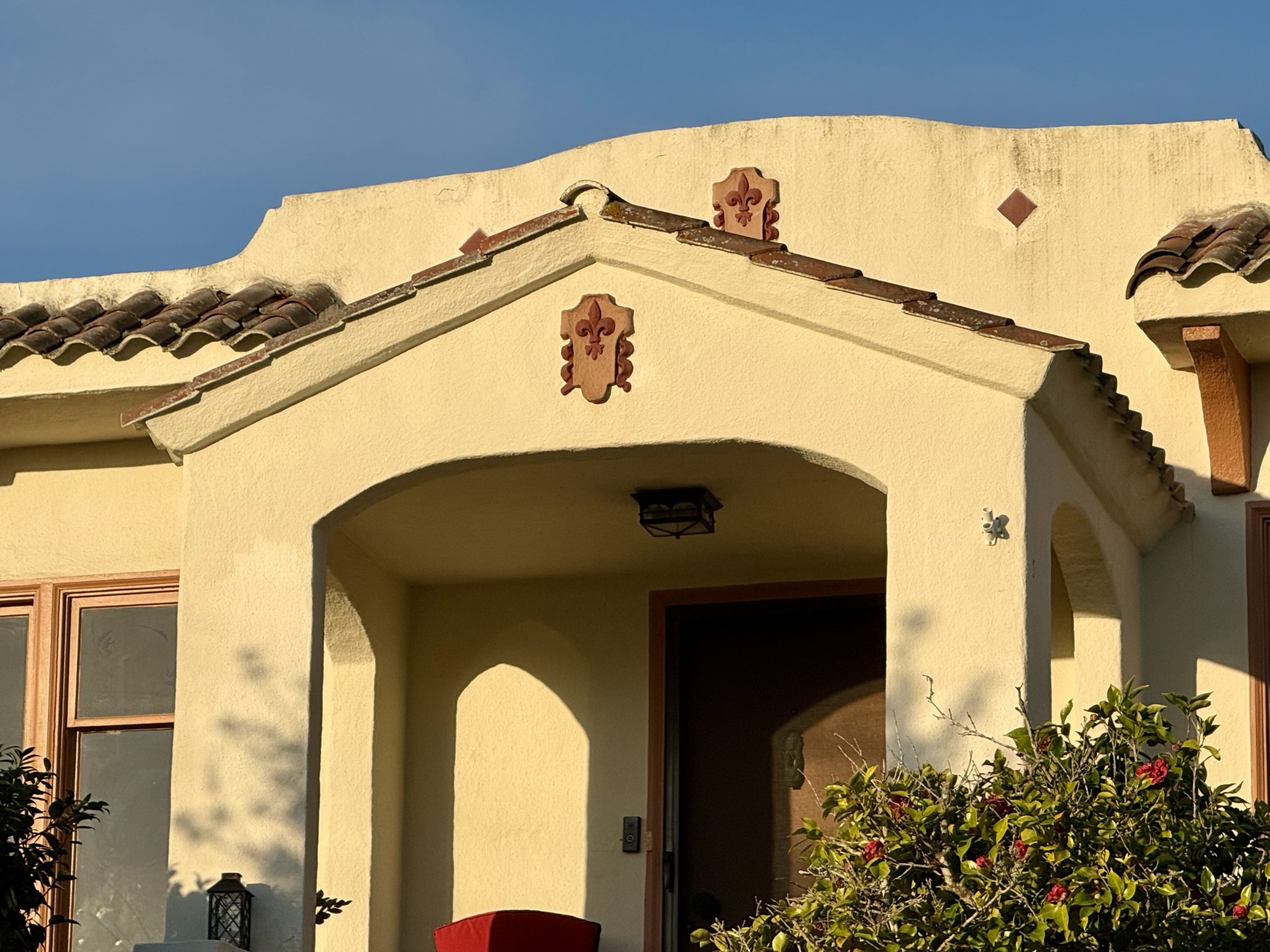 Entry arch with fleur-de-lis