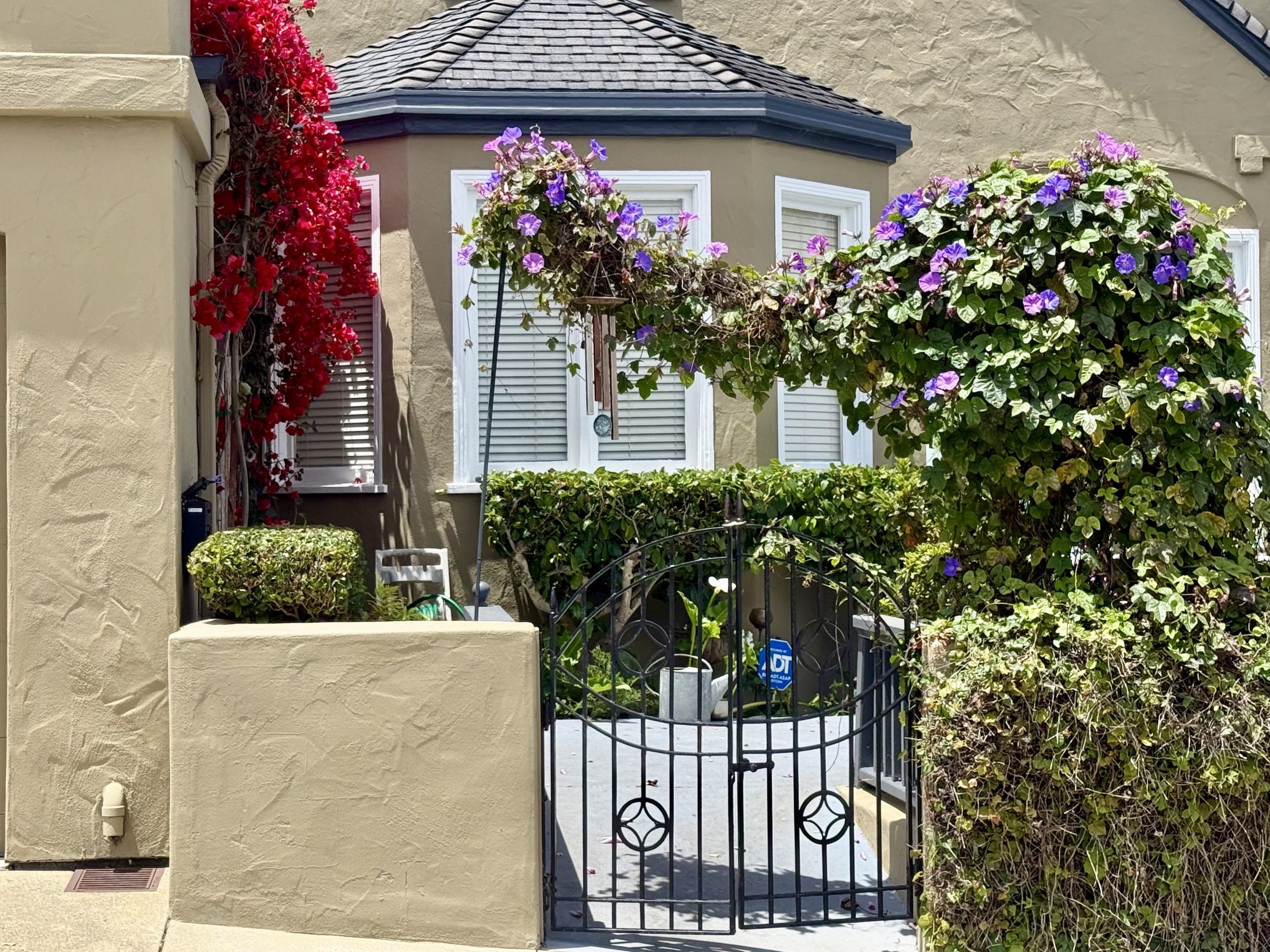 Side gate front-view